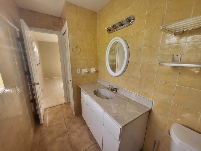 Building Photo - 5826 Bermuda Cir E
