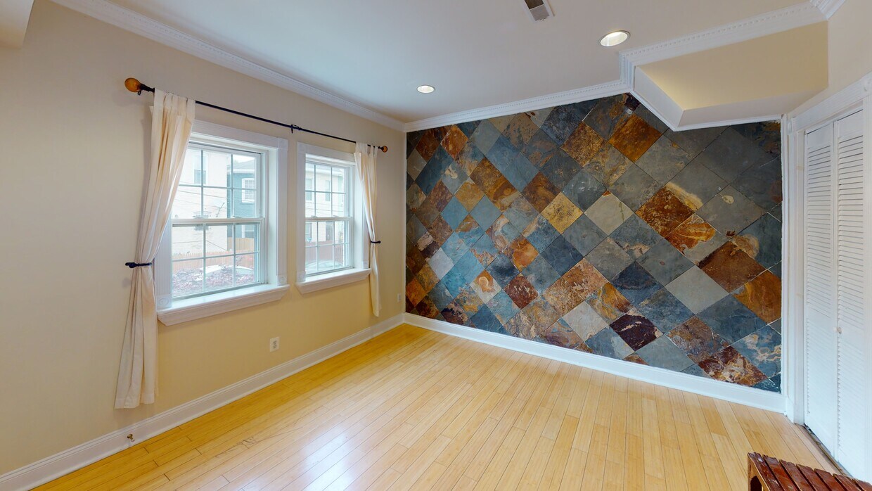 Primary Photo - 550 Hobart Pl NW