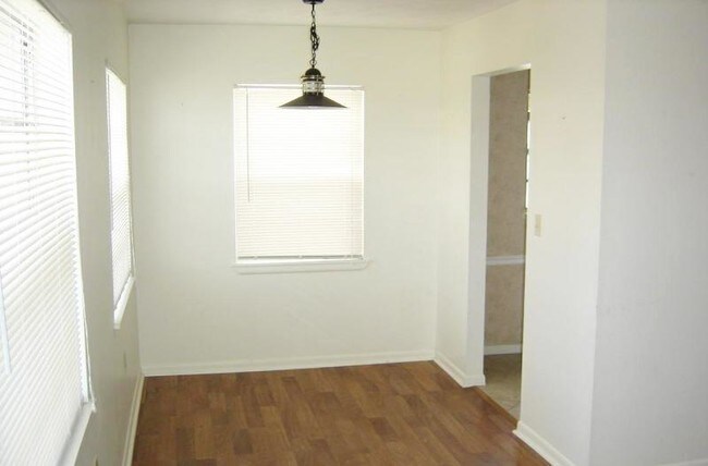Building Photo - 414 Monroe Ave J201