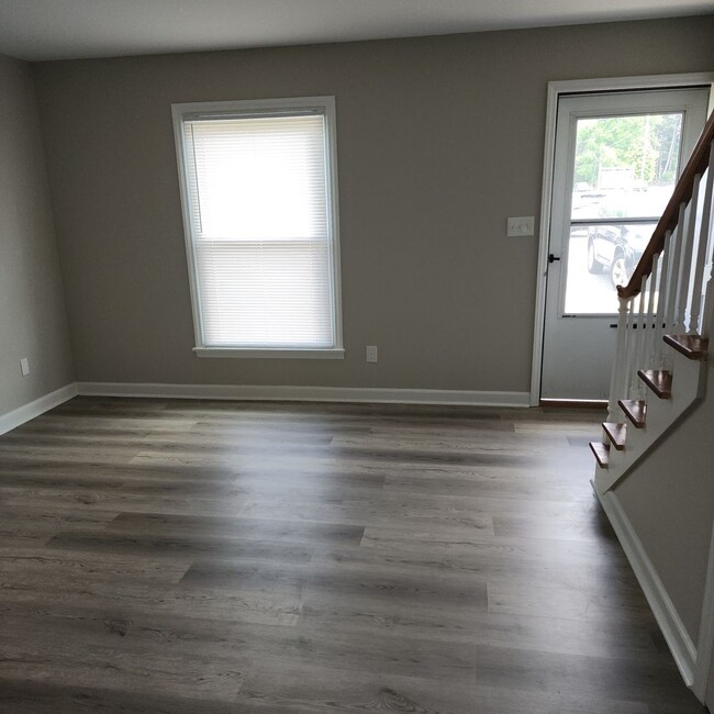 Building Photo - 2 Bedroom Townhouse Apartment FOR RENT in ...