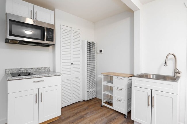 Building Photo - Beautiful renovated studio now available i...