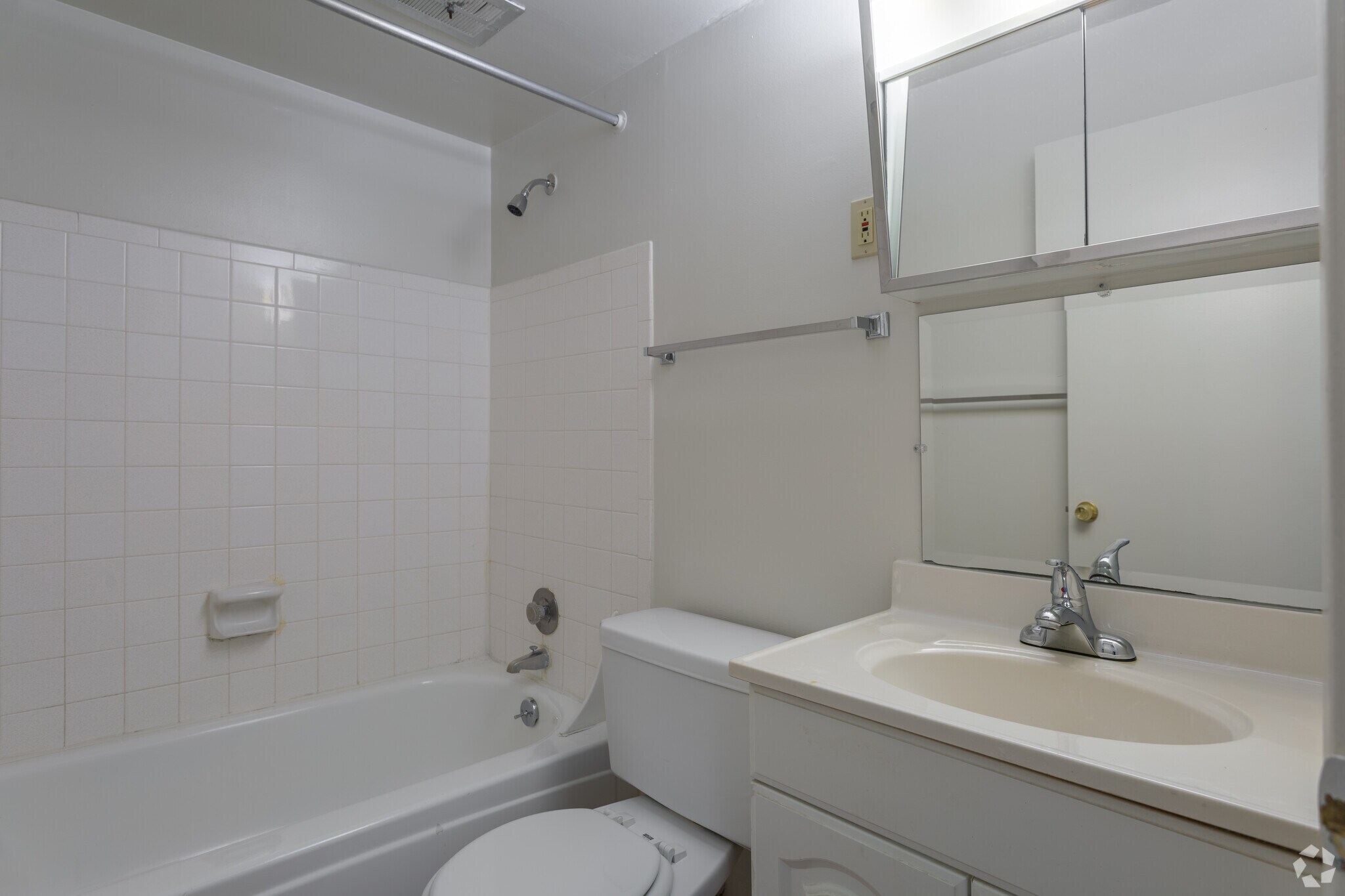 Oakwood Park Apartments – photo 5