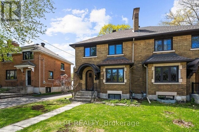 Building Photo - 126 Ave Blackburn