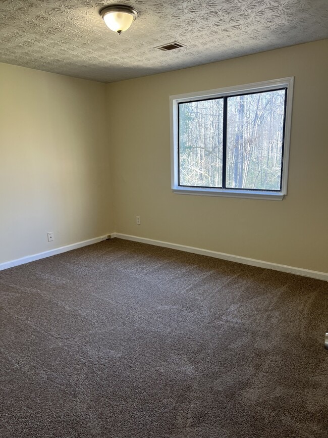 Building Photo - 853 Hemingway Rd