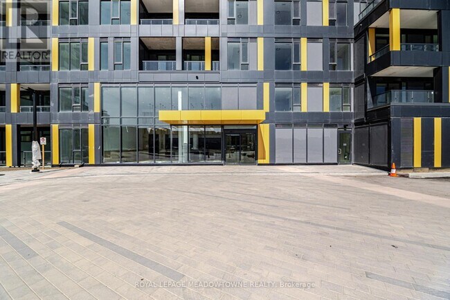 Photo du bâtiment - 4878 Powers Cmn