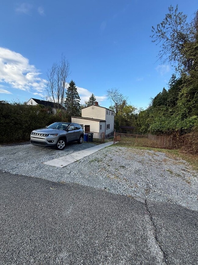 Foto del edificio - Newly updated 2BR house with yard, off str...