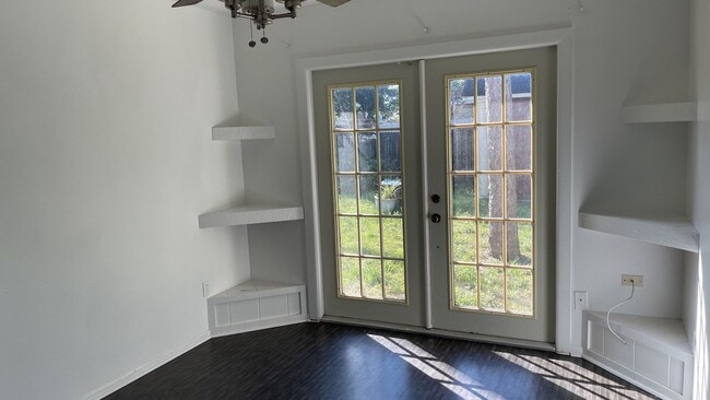 Building Photo - Cute 2/1 House in Casselberry with Updated Flooring