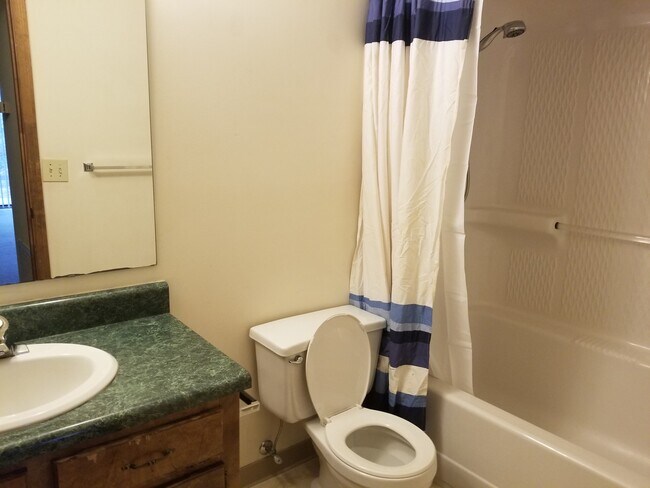 Full Bath - 41 Greenleaf Ct