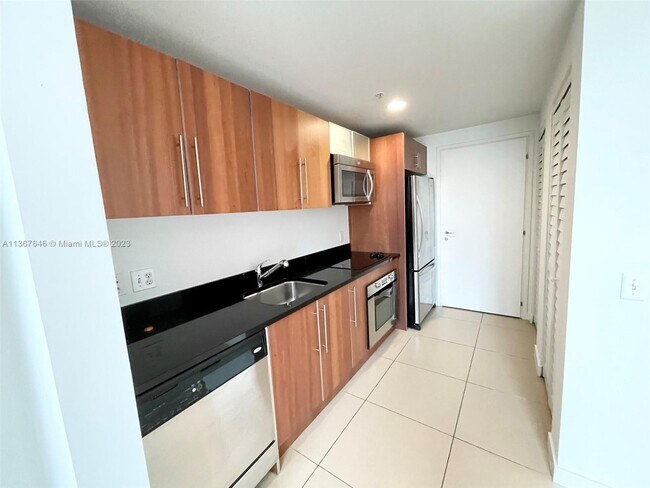 Building Photo - 300 S Biscayne Blvd