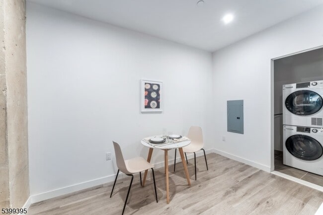 Building Photo - 10 Commerce Ct