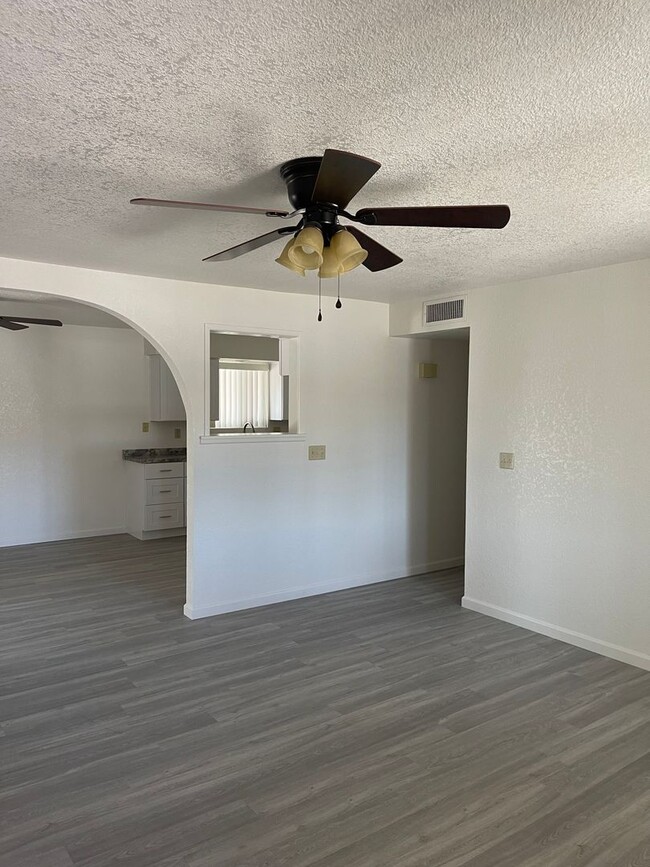 Building Photo - Unfurnished Full Time