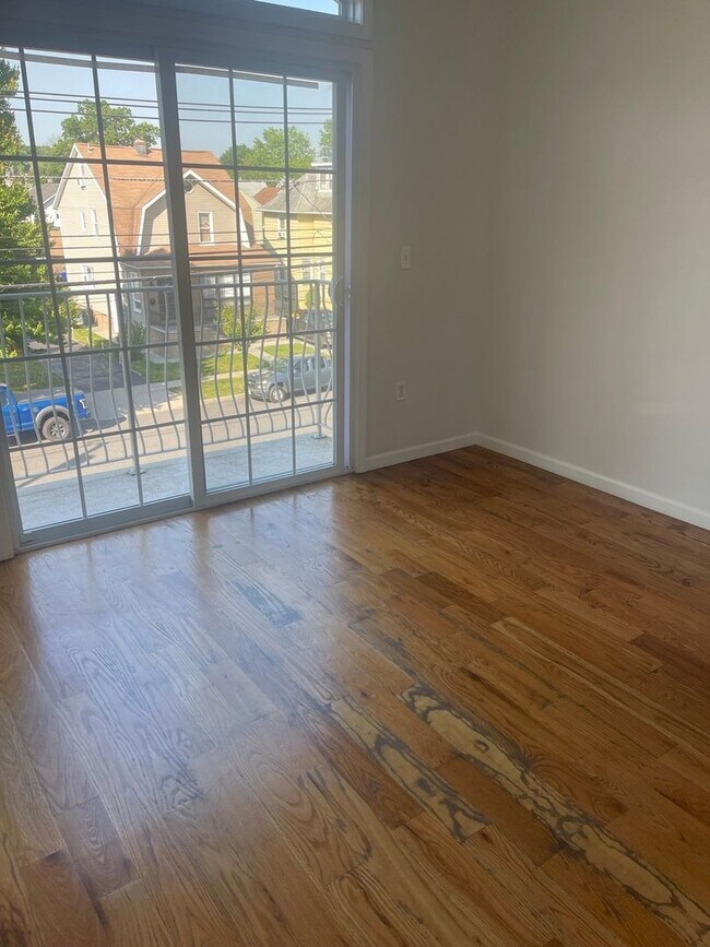 Building Photo - Spacious 1800 sq. ft. Modern (3BR + Additi...
