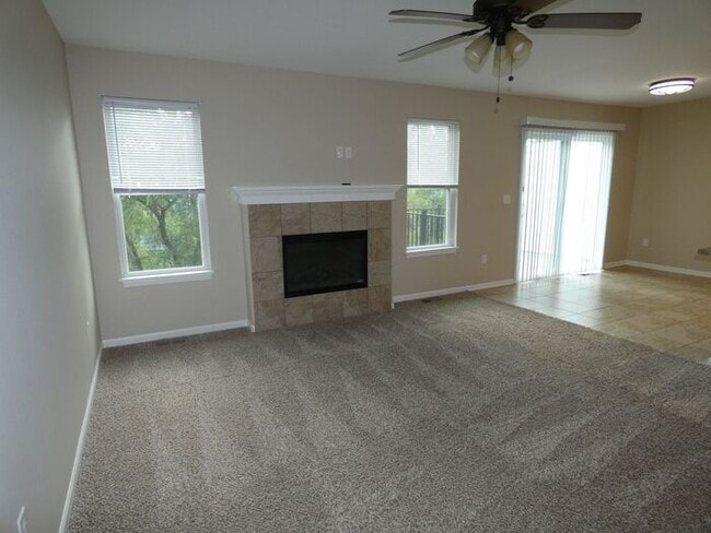 Building Photo - Beautiful Town Home!