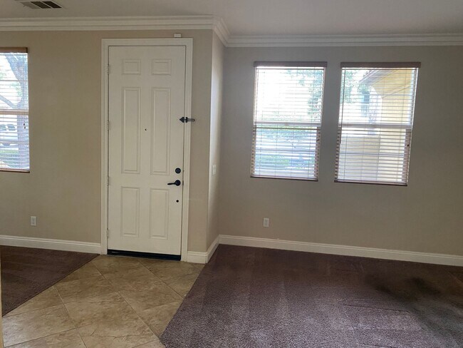 Foto del edificio - 3 bedroom/Patio 2 story, attached garage Great Access to the I215.