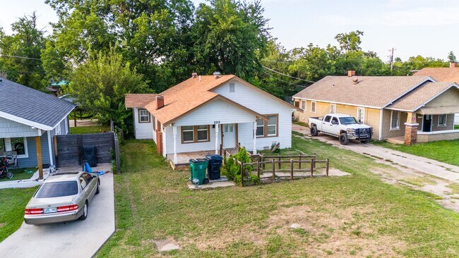 Building Photo - Quaint 2 Bedroom, 1 Bathroom Haven! DEPOSI...