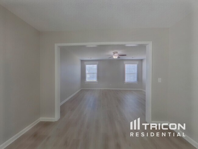Foto del edificio - 235 Drooping Leaf Ln