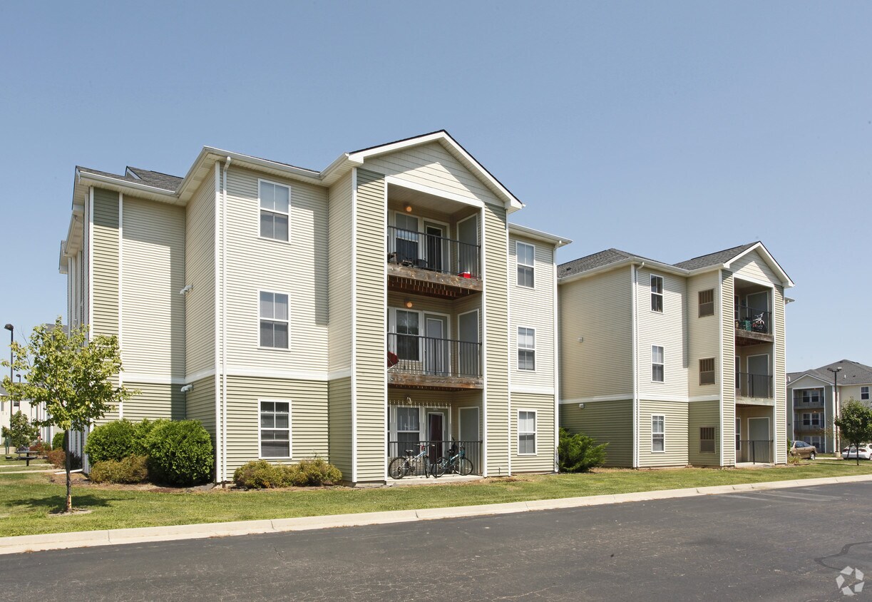 The Club at Chandler Crossings Apartments in East Lansing, MI