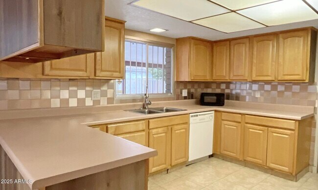 Building Photo - 5802 W Frier Dr