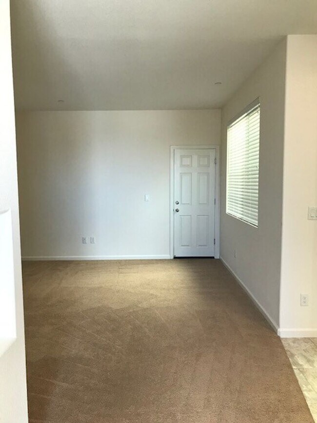 Foto del edificio - Two Story Home in Natomas, 3 bd/2.5ba, 2 c...