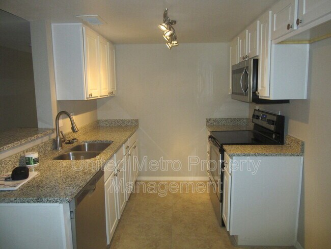 Building Photo - 2132 W Glenrosa Ave