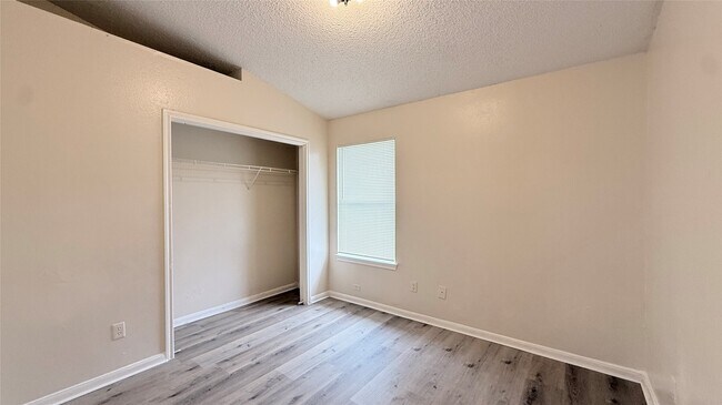Foto del edificio - 15821 Ridgecroft Rd