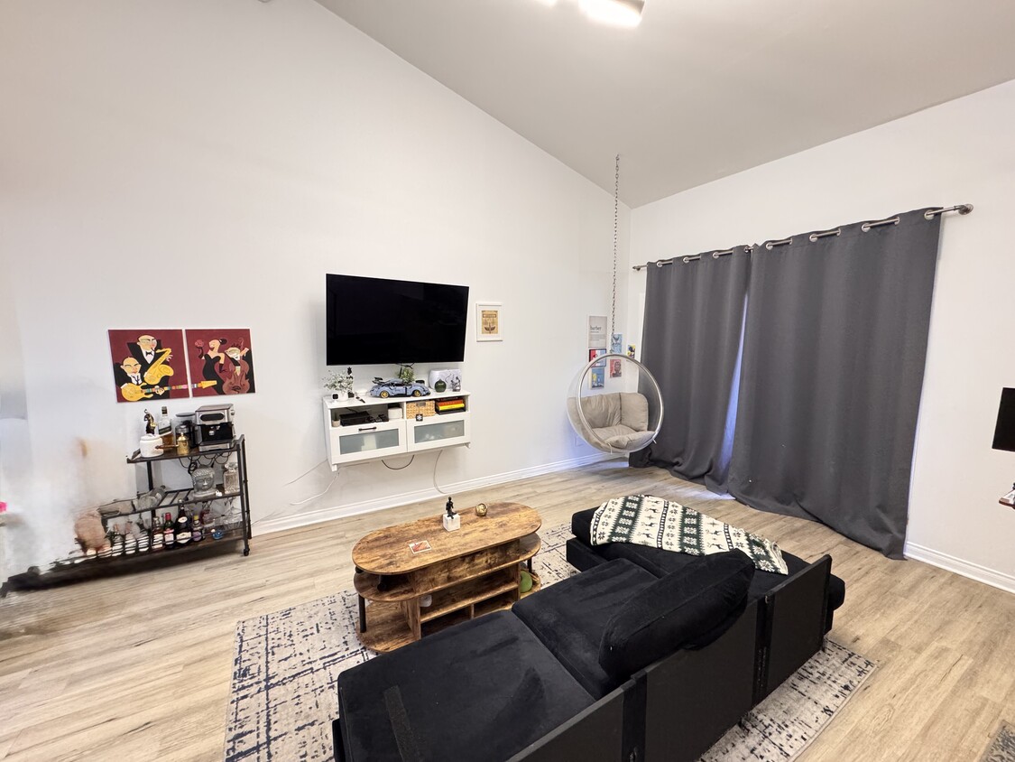 Foto principal - 5460 White Oak Ave