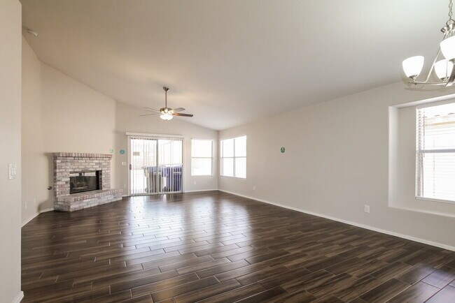 Foto del edificio - 2704 N 126th Dr