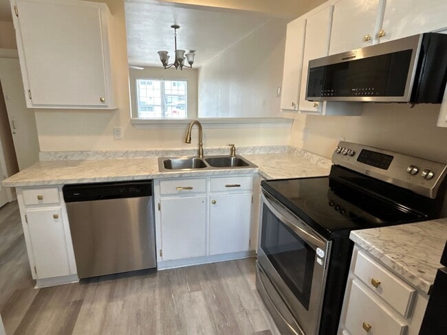 Building Photo - Updated 2 Bed | 2.5 Bath Townhouse in Clayton