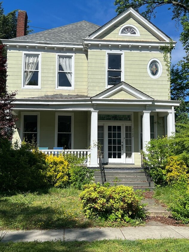 Primary Photo - Gorgeous 3 bdrm/2.5 bath newly renovated h...