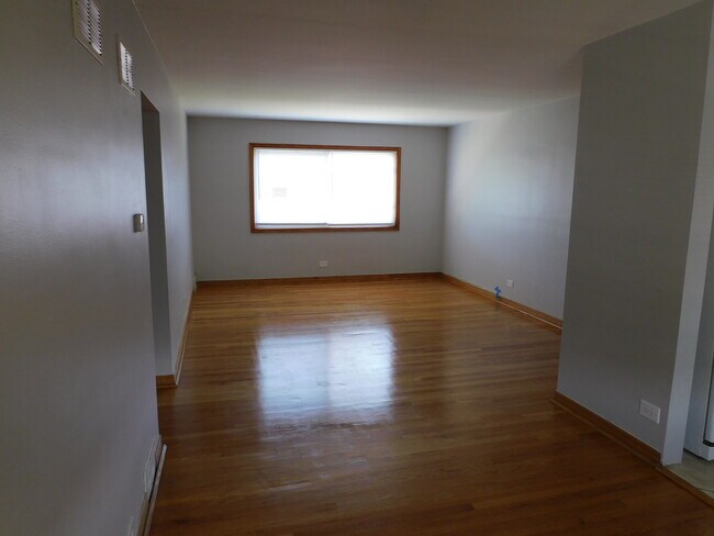 Building Photo - 2440 W Berwyn Ave