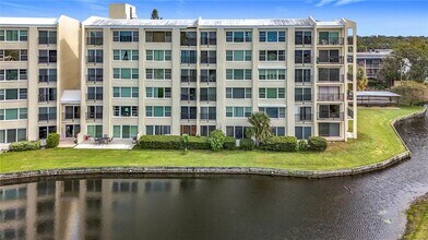 Building Photo - 225 Country Club Dr