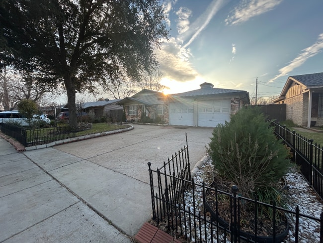 Building Photo - 2107 Tecumseh Trce