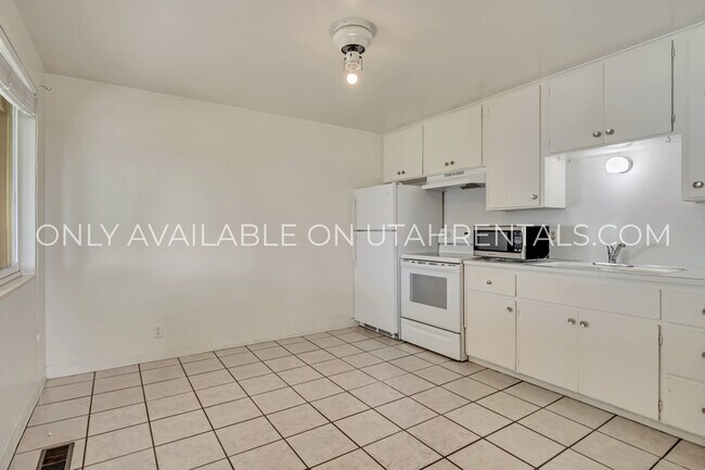 Building Photo - 2233 S 200 W