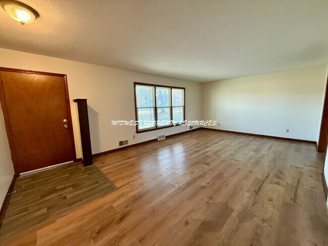 Foto del edificio - Spacious 3 Bedroom Home with Finished Lower Level & Large Fenced Yard