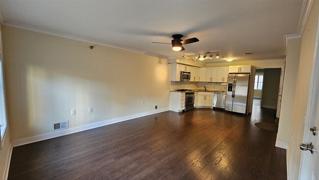 Foto del edificio - 200 Laird Avenue Apt #103, Cliffside Park,...