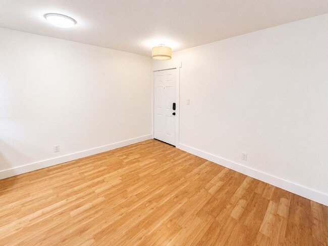 Building Photo - 2bd/1ba Seattle Condo