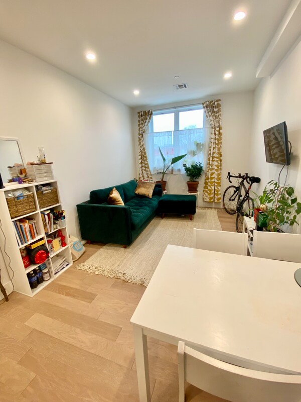 Foto del edificio - 1257 Rogers Ave