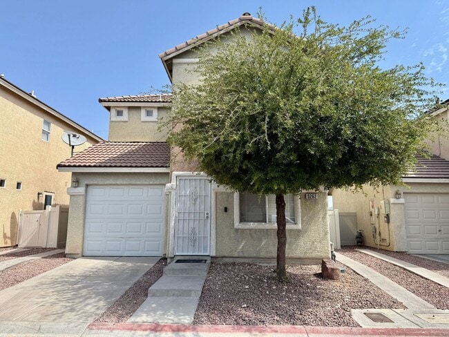 Building Photo - Stylishly Home in Gated Community – Minute...