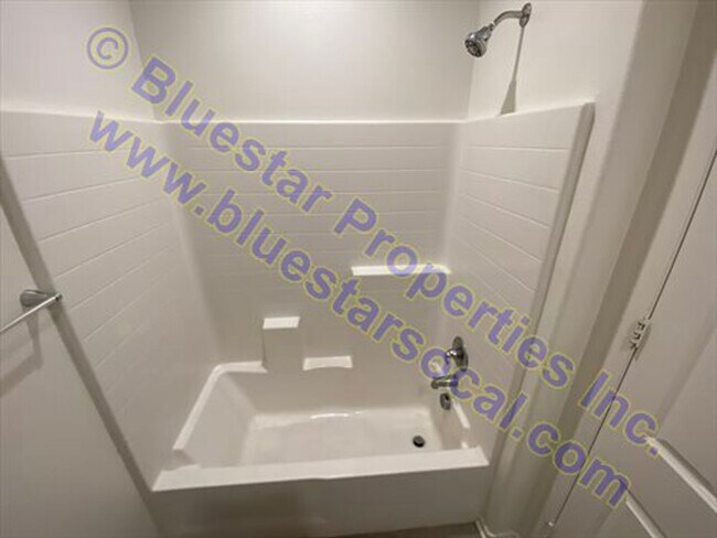 Foto del edificio - Just listed 5 bedroom in Victorville