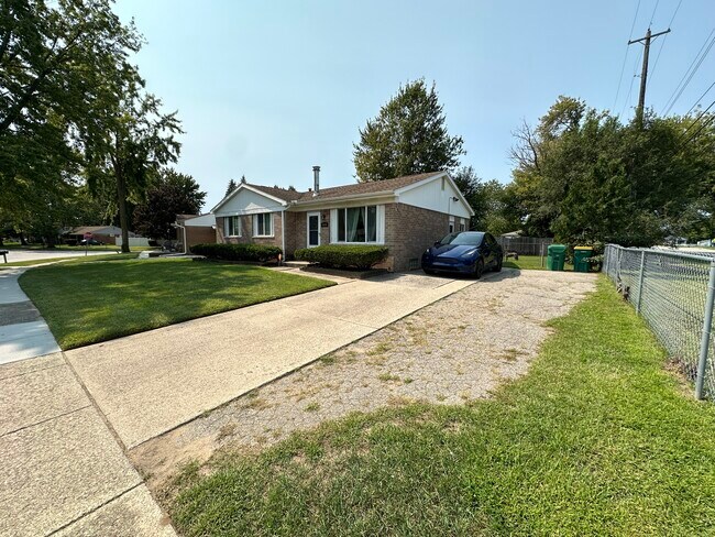 Building Photo - 9408 Van Buren St