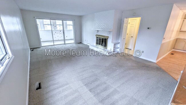 Building Photo - 2 Bed / 3 Bath Condo - Office, Pool, Clubhouse & Garage