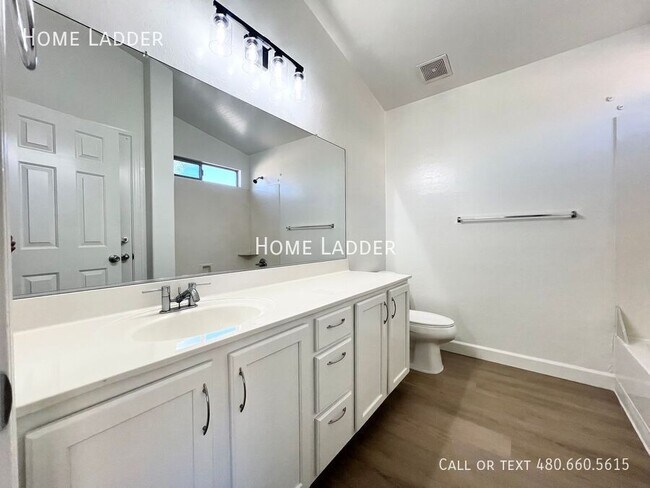 Foto del edificio - 1242 E Bradstock Way