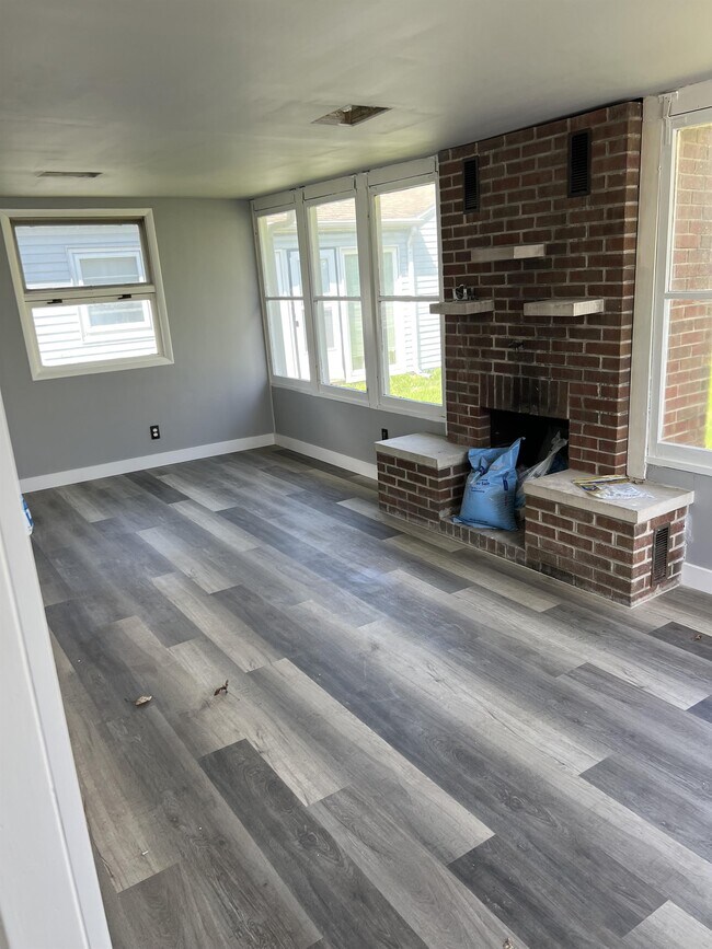 Building Photo - 619 W Lakewood Ave