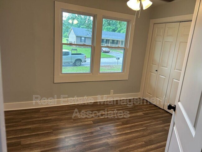 Foto del edificio - 821 E Tinsley St