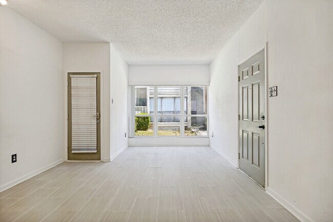 Foto del edificio - Spacious Dallas Condo with Unbeatable Storage, Private Patio & Carport