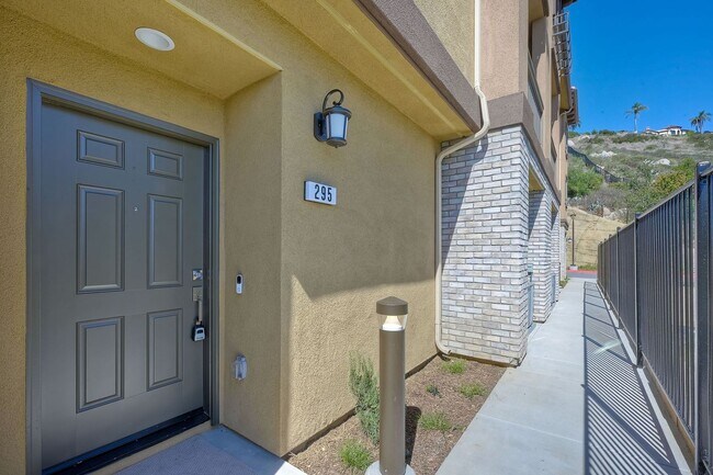 Building Photo - Available Now! 3 Story Townhome - New Construction!!