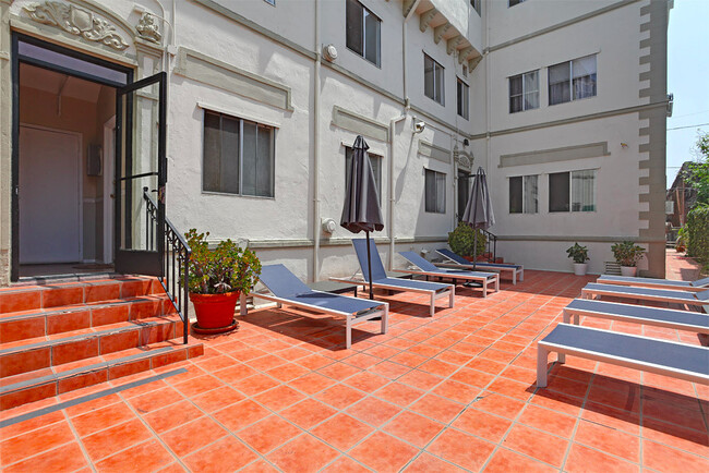 Building Photo - 722 S Manhattan Pl