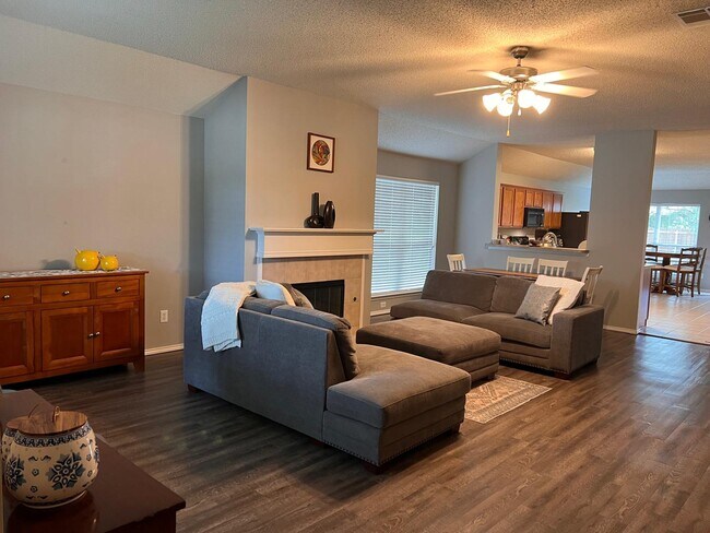 Foto del edificio - 9841 Carter Dr