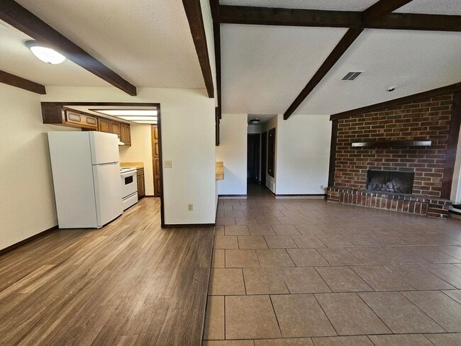 Building Photo - (2) Bed/(1) Bath Duplex in SE Norman Avail...