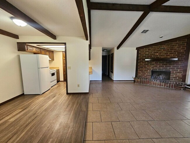 Foto del edificio - (2) Bed/(1) Bath Duplex in SE Norman Avail...